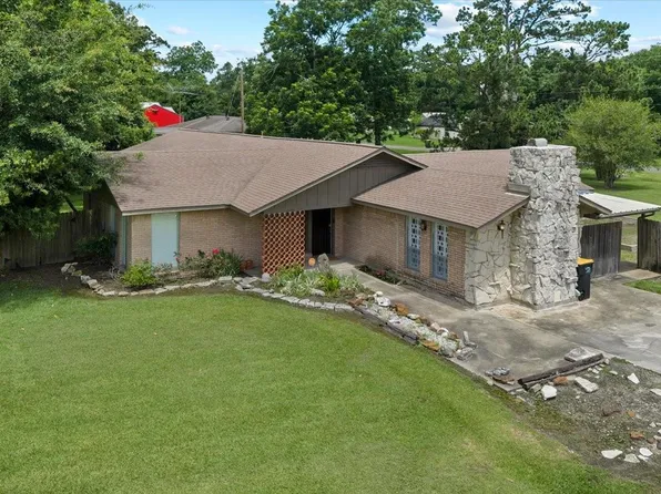 1404 S Main St, Anahuac, TX 77514