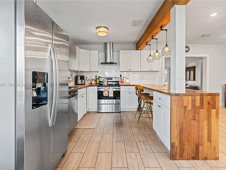 2447 Wilson St — Photo 2