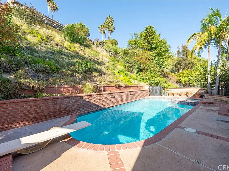 1350 E Tujunga Ave — Photo 43