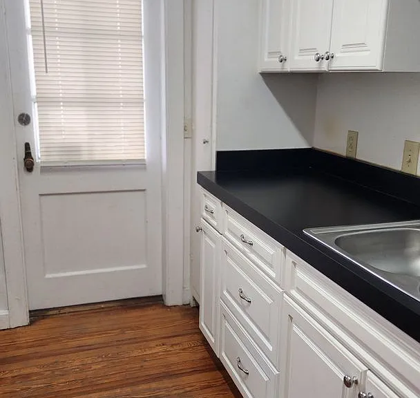 charming 2-bedroom, 1-bath upstairs rental — Photo 6