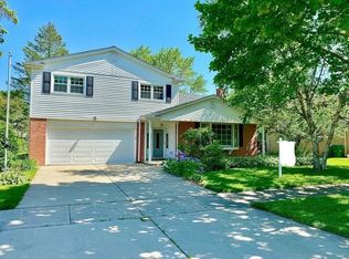 922 Garden Ln, Wheeling, IL 60090