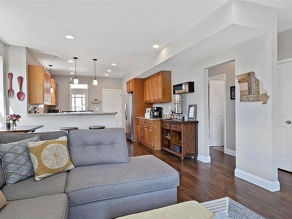 4th image of 2135 Forest Ave