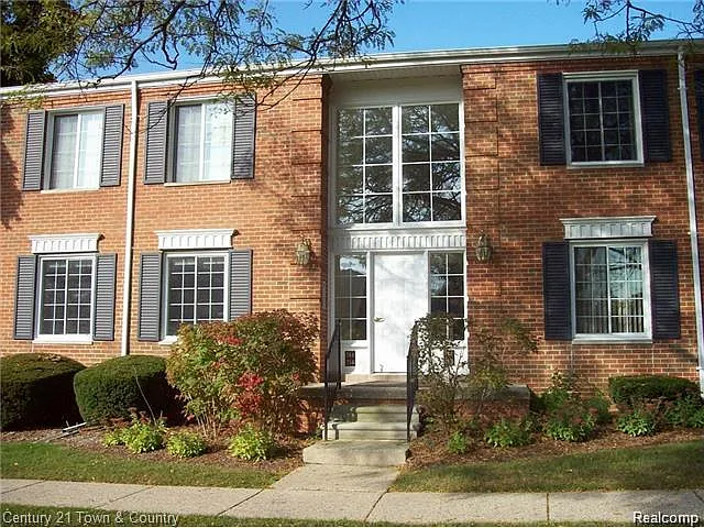 766 E Fox Hills Dr — Photo 1