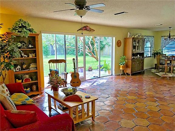 5th image of 305 Valencia Ct