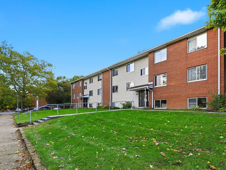Pin Oak Manor Apartments — Photo 8