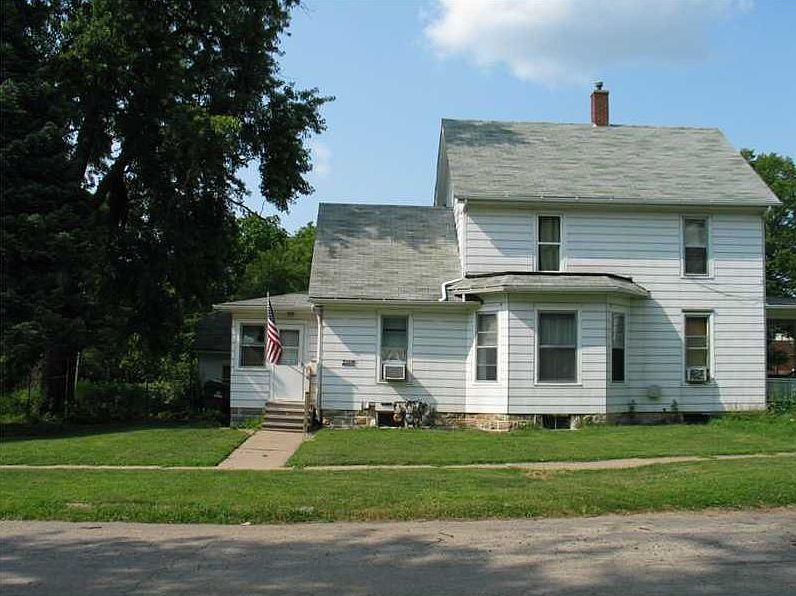 2nd image of 400 34th St NE