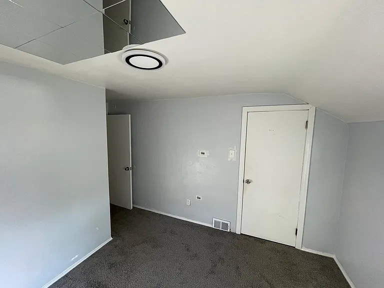Sizable closed closet with independent lighting