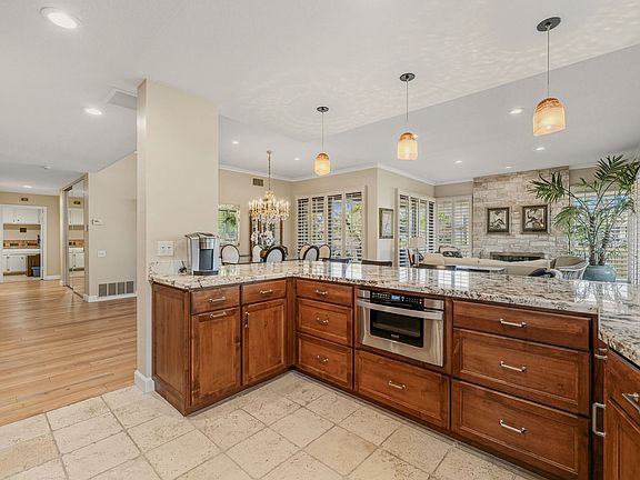 5th image of 10 Whittier Ct