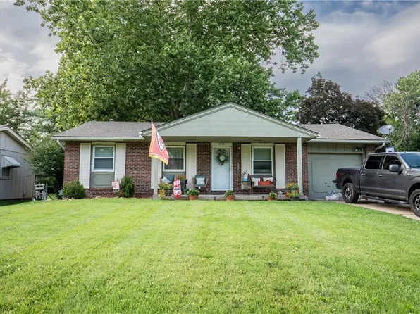 6338 Cernech Rd, Kansas City, KS 66104