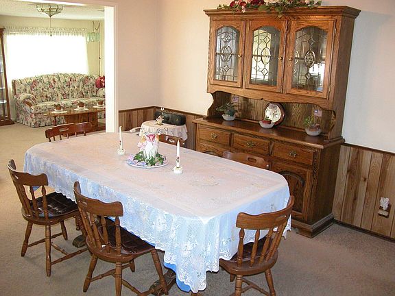 Spacious dining for 8