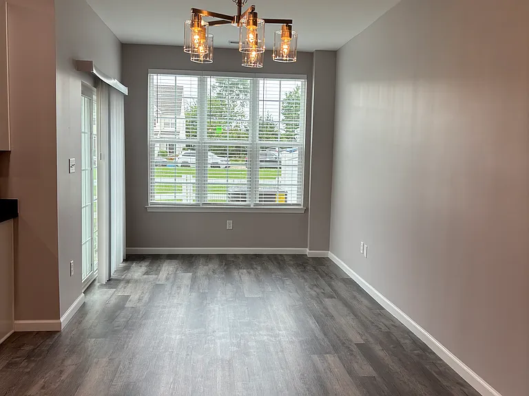 1049 Sherbourne Rd — Photo 5