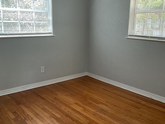 3rd image of 16 Wisteria Dr