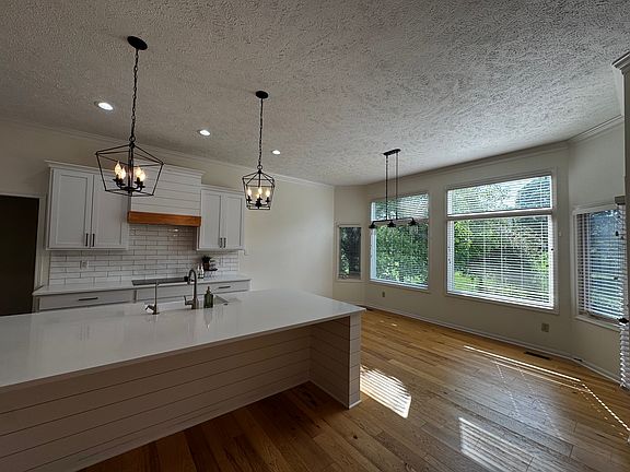 5th image of 324 N Lancaster Dr
