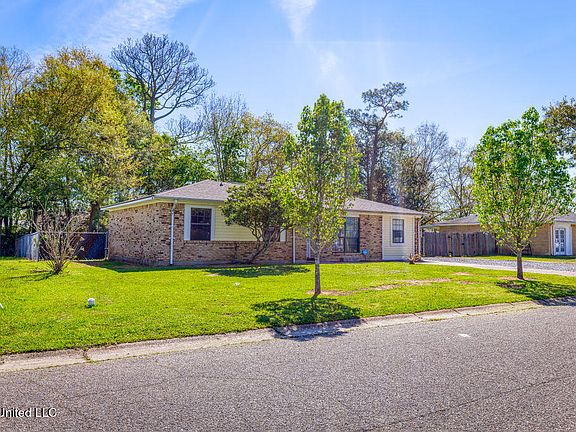 2nd image of 912 Sycamore Dr