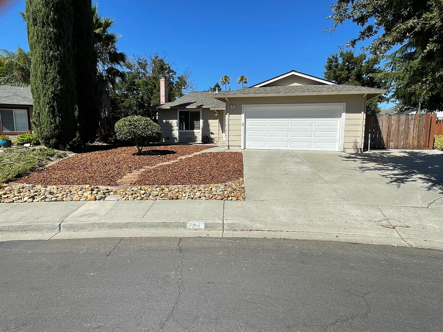 3 bed, 1384 sqft, $3,300 — Photo 1
