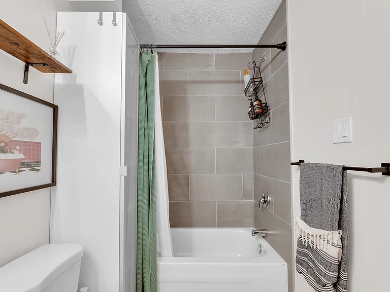 1147 E 8th St SE — Photo 11