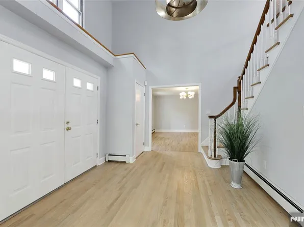 25 Fairview Ave, Closter, NJ 07624