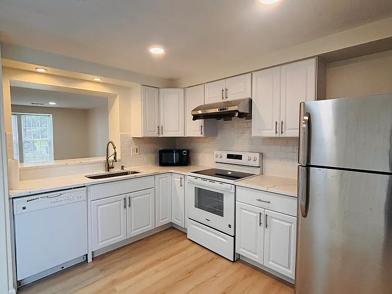 15 Teaneck Ct — Photo 3
