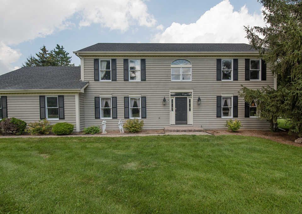 1st image of 7 Greenbriar Ln