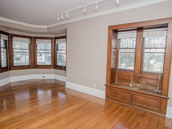 2nd image of 3000 N Maryland Ave