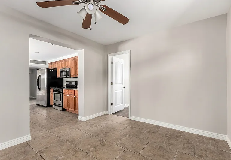 352 E Beatryce St — Photo 11