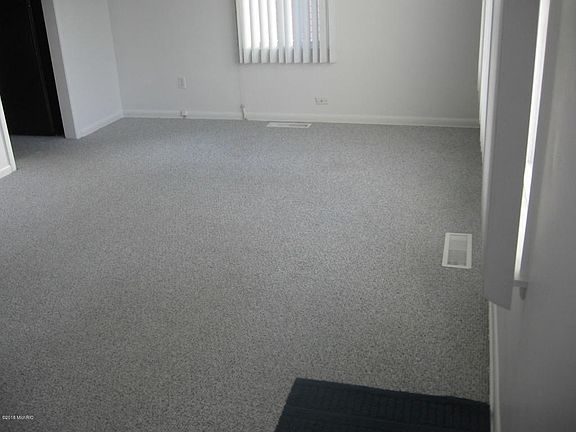 4th image of 59 Woodlawn Ave S