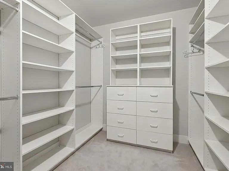 9410 Georgian Way — Photo 6