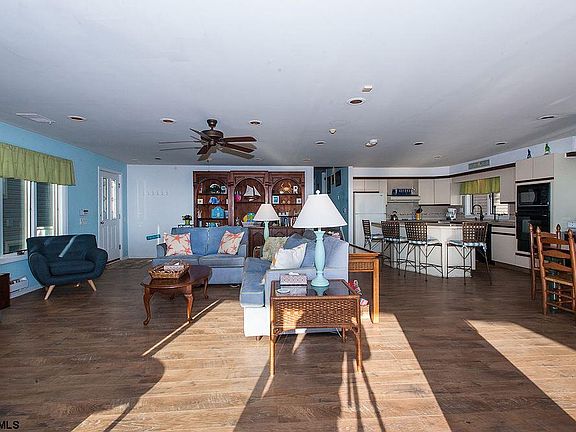 5th image of 3929 Central Ave #1
