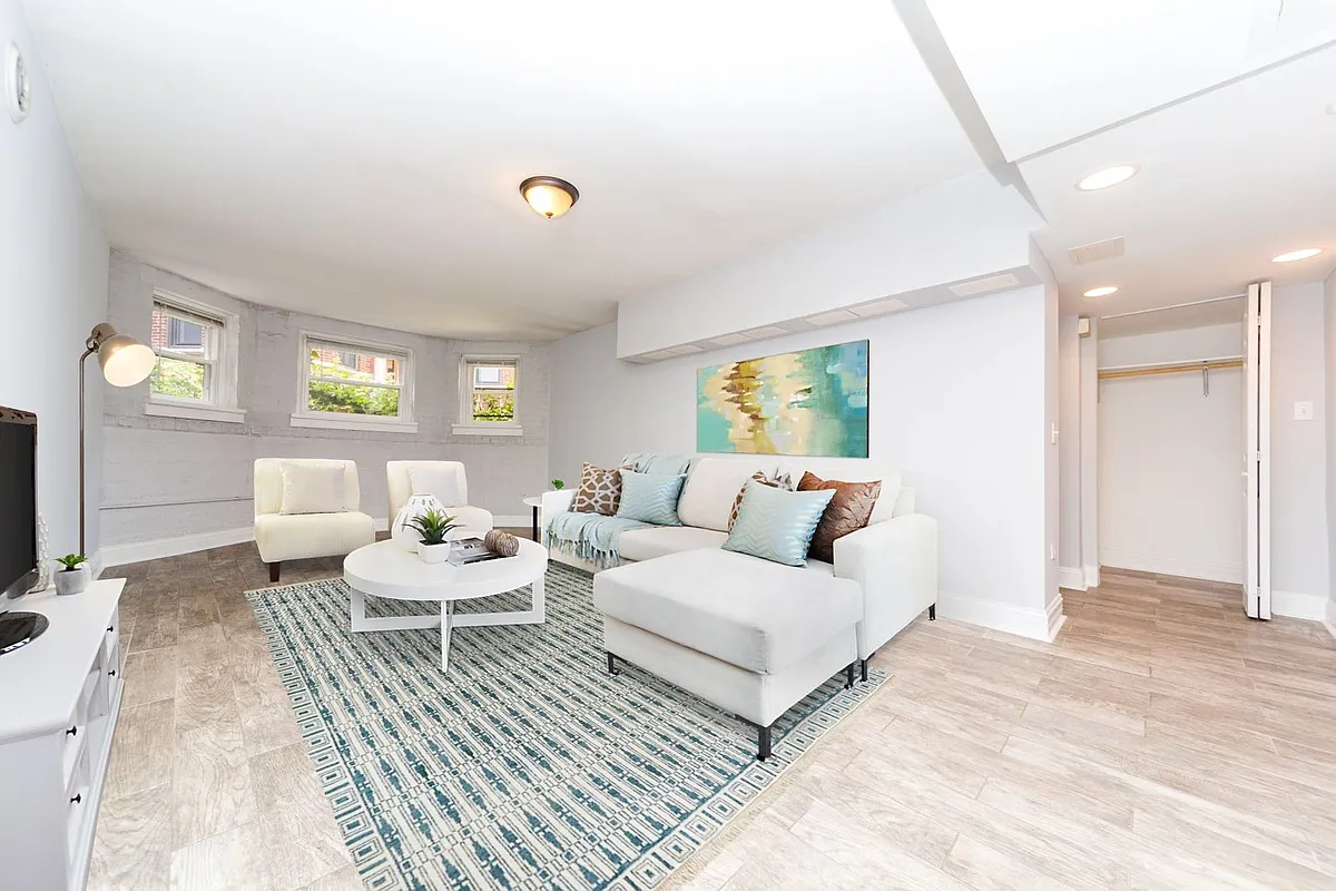 Building Photo - 1445 W Balmoral Ave #GN