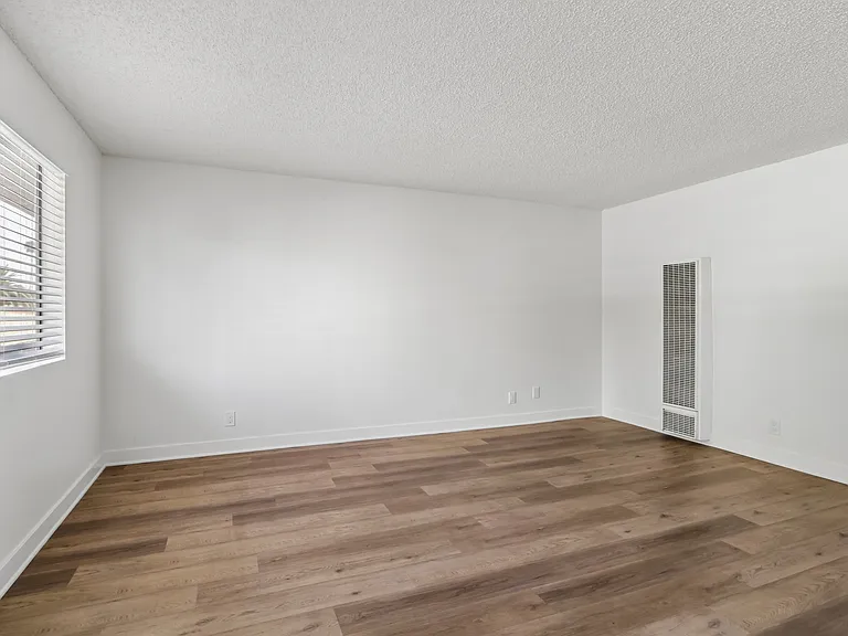 558 N Kenmore Ave #204 — Photo 4