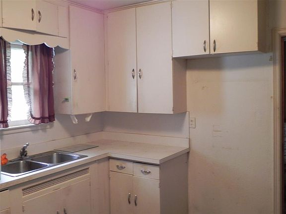4th image of 610 E Mesquite St