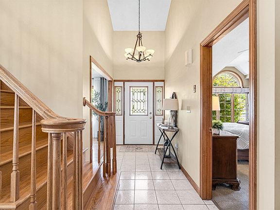 4th image of 185 Clearwater Cir