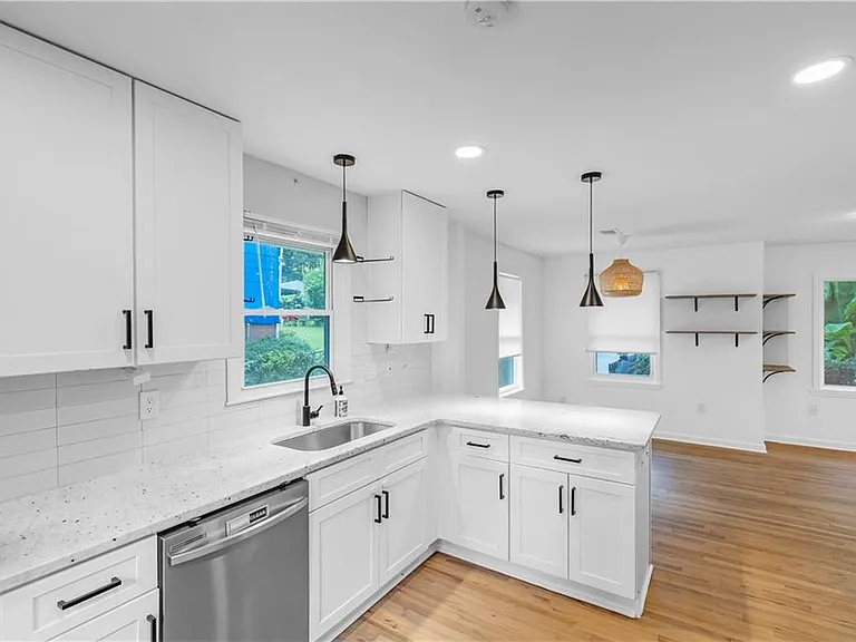 844 Deckner Ave SW — Photo 9