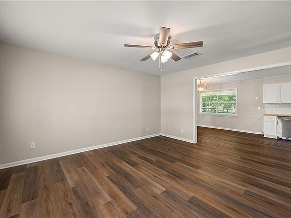 5th image of 312 Meadowlark Dr