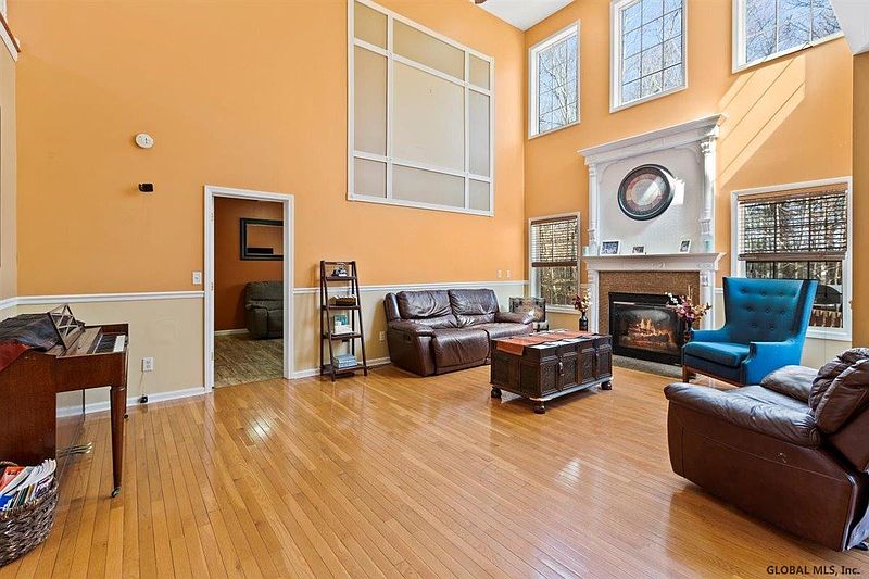 4th image of 906 MACARTHUR Drive