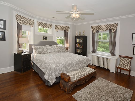5th image of 219 Oxford Ave