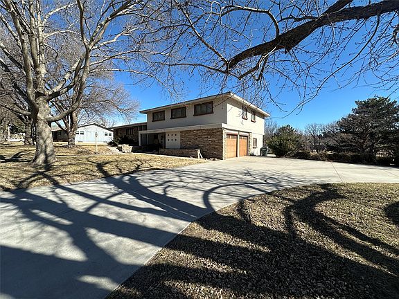 2nd image of 1900 Burr Pkwy