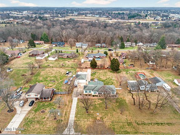 3rd image of 4809 Fox Chase Dr