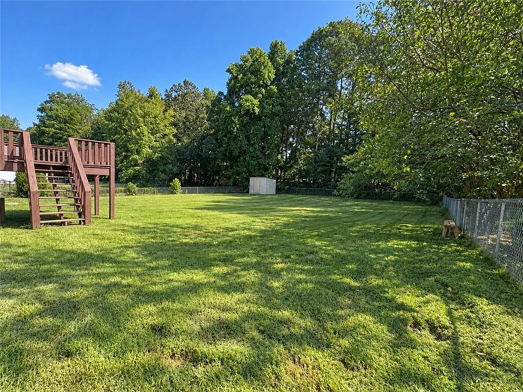 5 bed, 3.0 bath, 2424 sqft, $2,900 — Photo 3