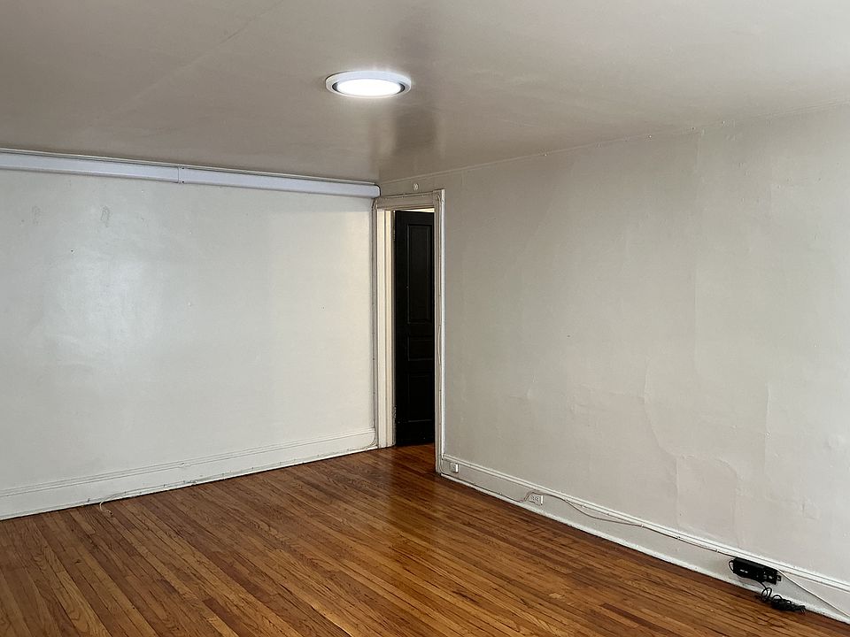 Living Room / Door to Kitchen