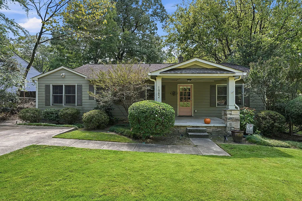 3 bed, 3.0 bath, 1900 sqft, $3,300 — Photo 1