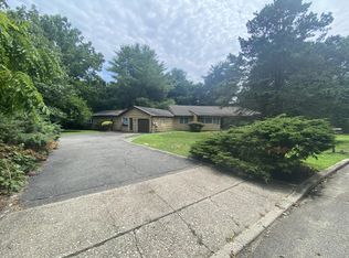 3 Penn Ct, Dix Hills, NY 11746