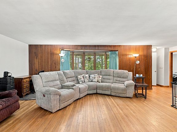 3rd image of 5 Donna Ln