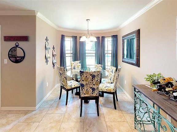 3rd image of 208 Southern Creek Cir