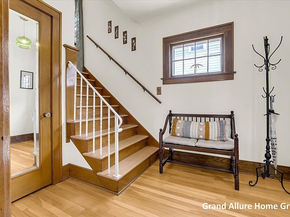 4th image of 446 Knapp St NE