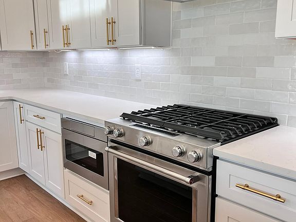 3rd image of 222 Sandthorne Way