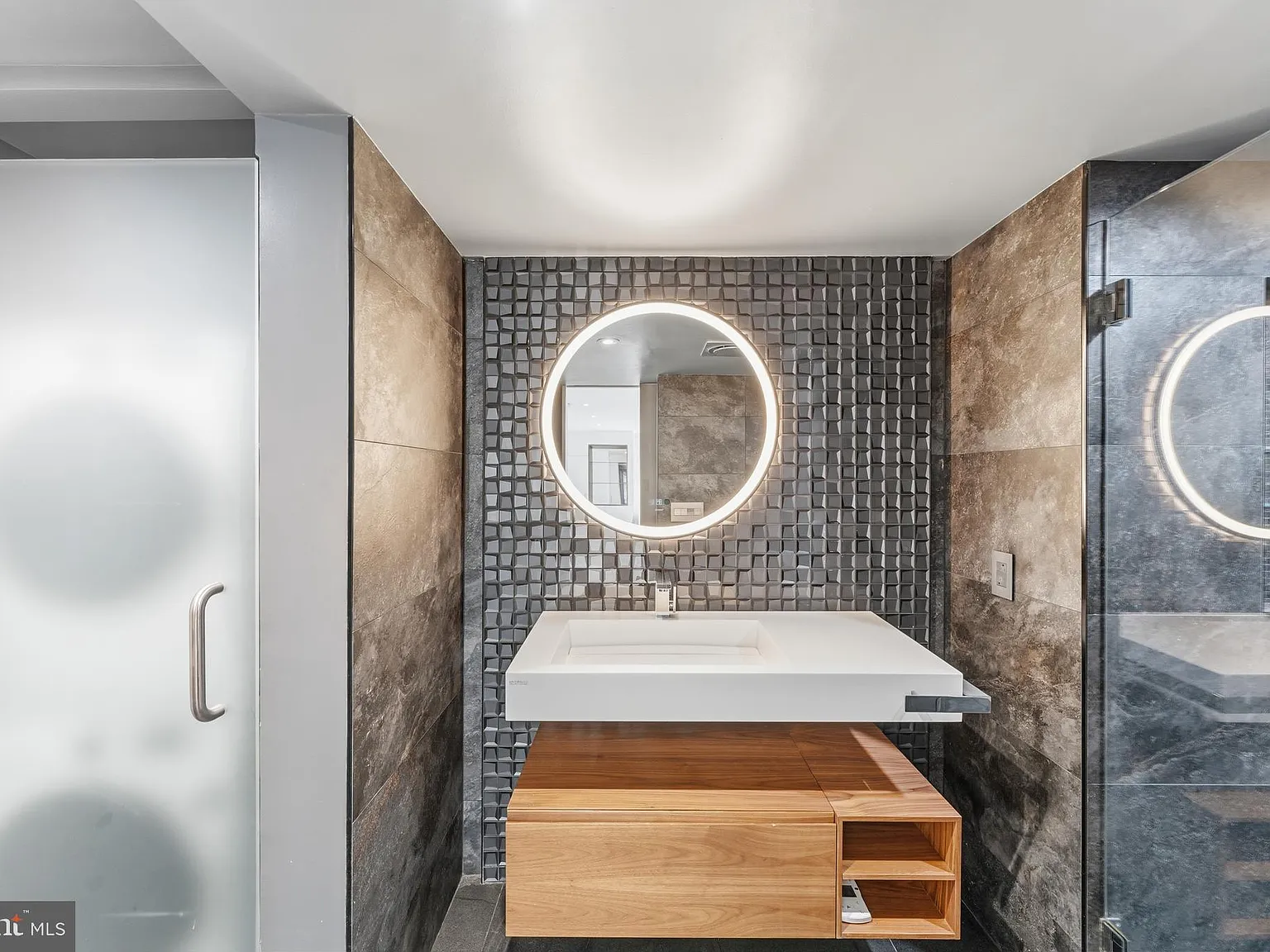 The Sheffield Condominium — Photo 4