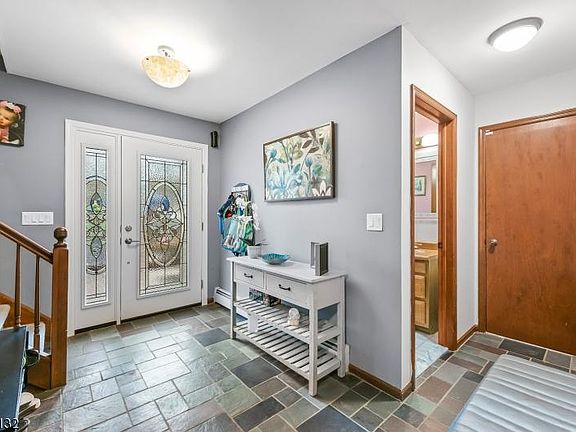 3rd image of 33 Sherwood Forest Dr