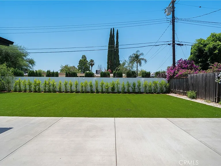 22928 Leadwell St — Photo 23