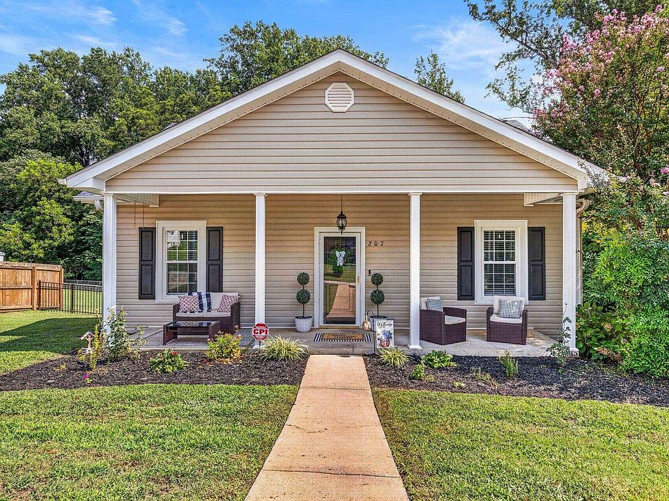 1st image of 207 Woodside Cir